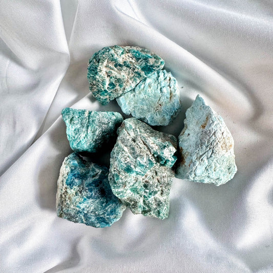 Apatite clears away confusion, apathy, or negativity, stimulating intellectual clarity and focus.