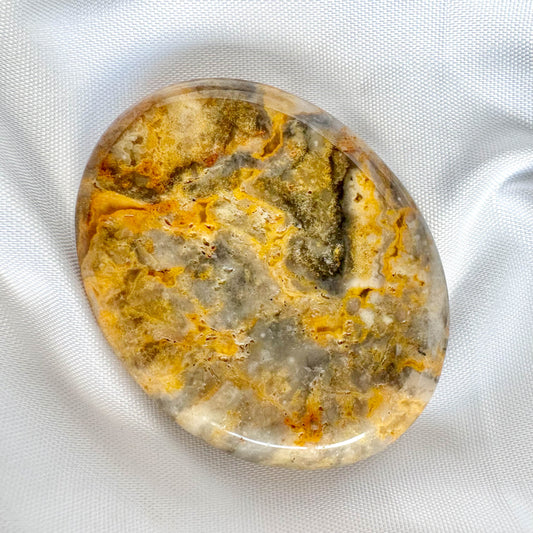 Crazy Lace Agate is known for its joyful and uplifting properties. It promotes mental agility, vitality, and self-confidence.
