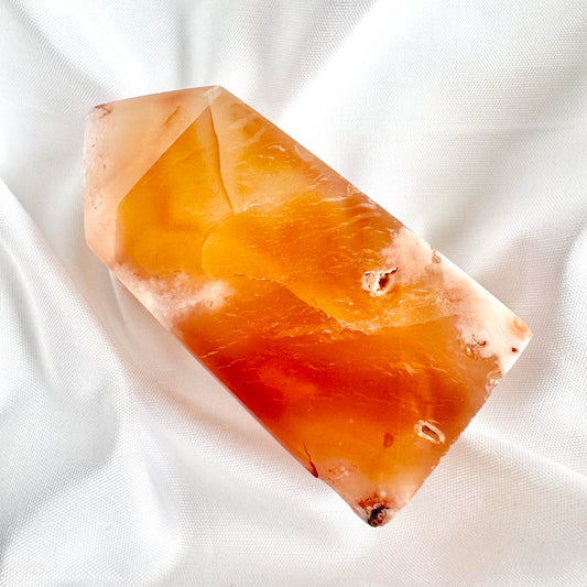 The Flower Agate Tower embodies a harmonious blend of growth and renewal. Known for its beautiful floral patterns, Flower Agate encourages personal growth, emotional healing, and transformation.