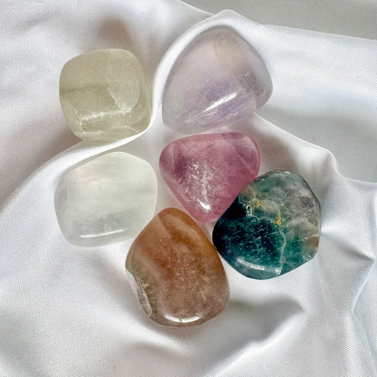 Fluorite is known for its powerful cleansing and protective properties. It enhances mental clarity, focus, and emotional balance while aligning the upper chakras.