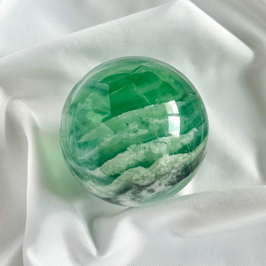Green Fluorite is known for its cleansing and healing properties. It brings order and balance to chaos, aids in decision-making, and enhances mental clarity.