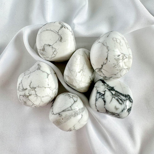 Howlite is known for its calming and stress-relieving properties. It promotes patience, emotional balance, and a sense of peace while easing an overactive mind.