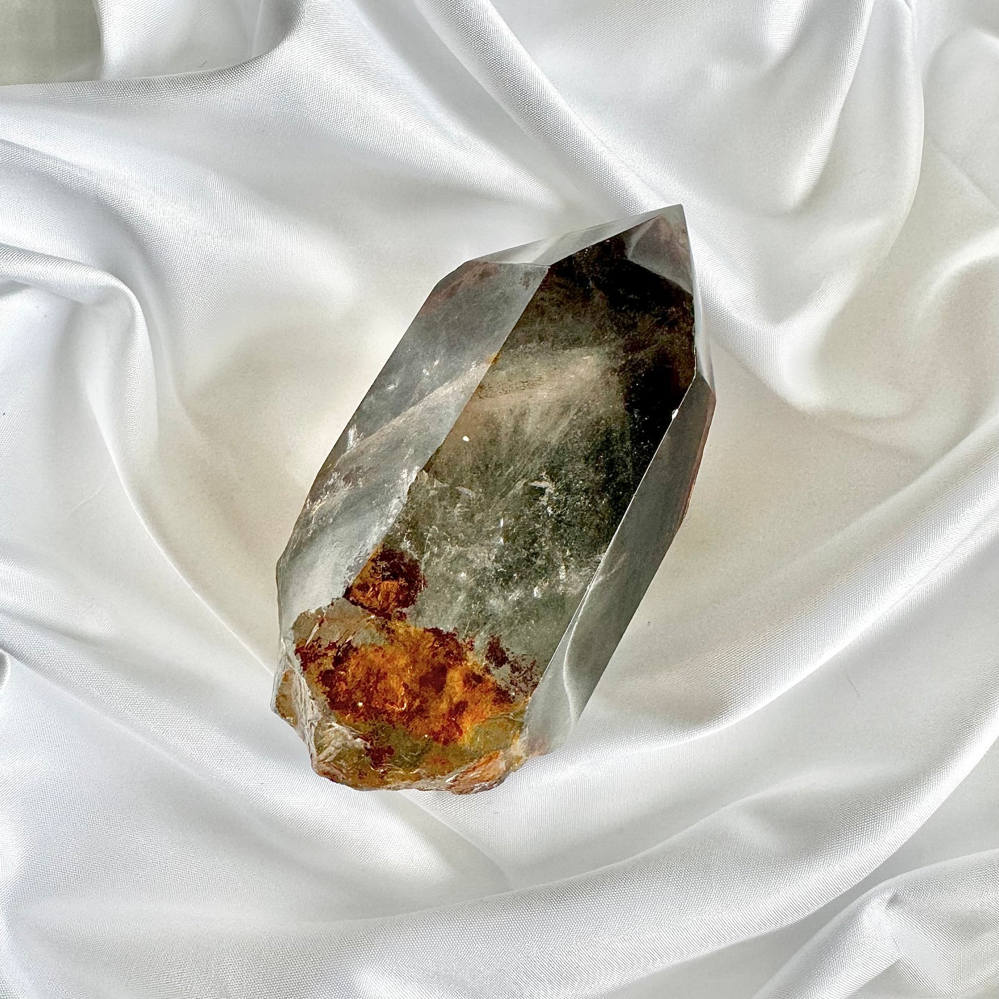 Green Phantom Quartz is known for its powerful ability to foster growth and personal transformation. It aids in healing past traumas, encourages spiritual development, and promotes a connection to nature.