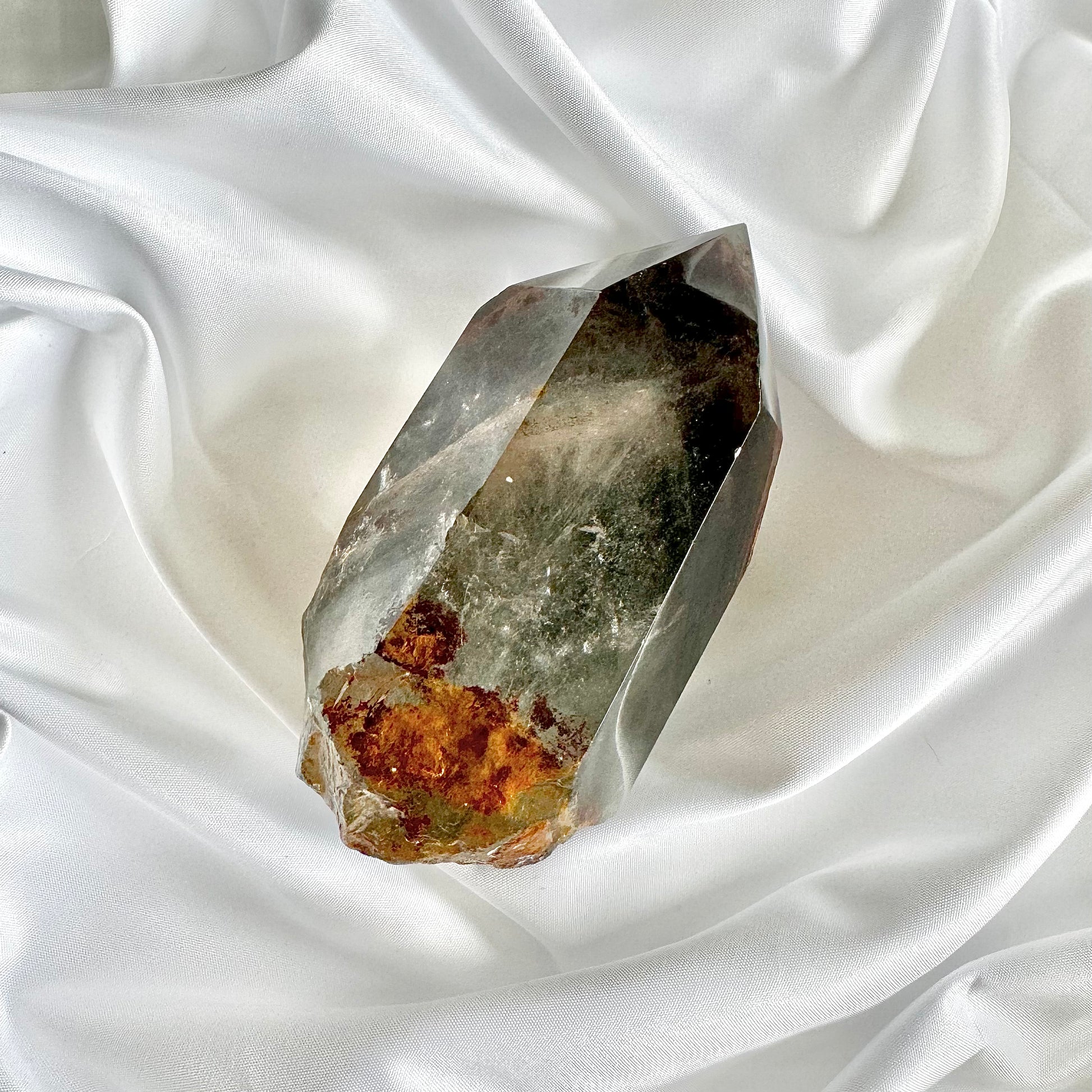 Green Phantom Quartz is known for its powerful ability to foster growth and personal transformation. It aids in healing past traumas, encourages spiritual development, and promotes a connection to nature.
