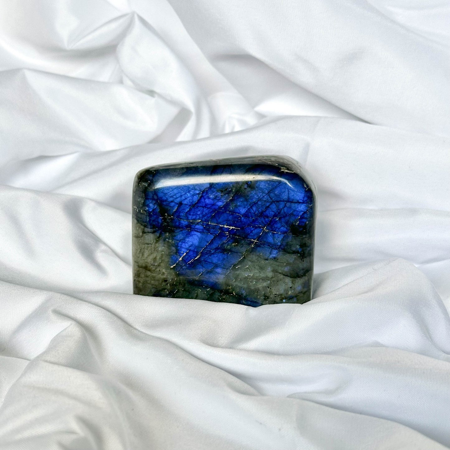 Labradorite is a powerful protective stone that shields the aura and enhances intuition and psychic abilities. It transforms and balances energies, bringing clarity and insight.