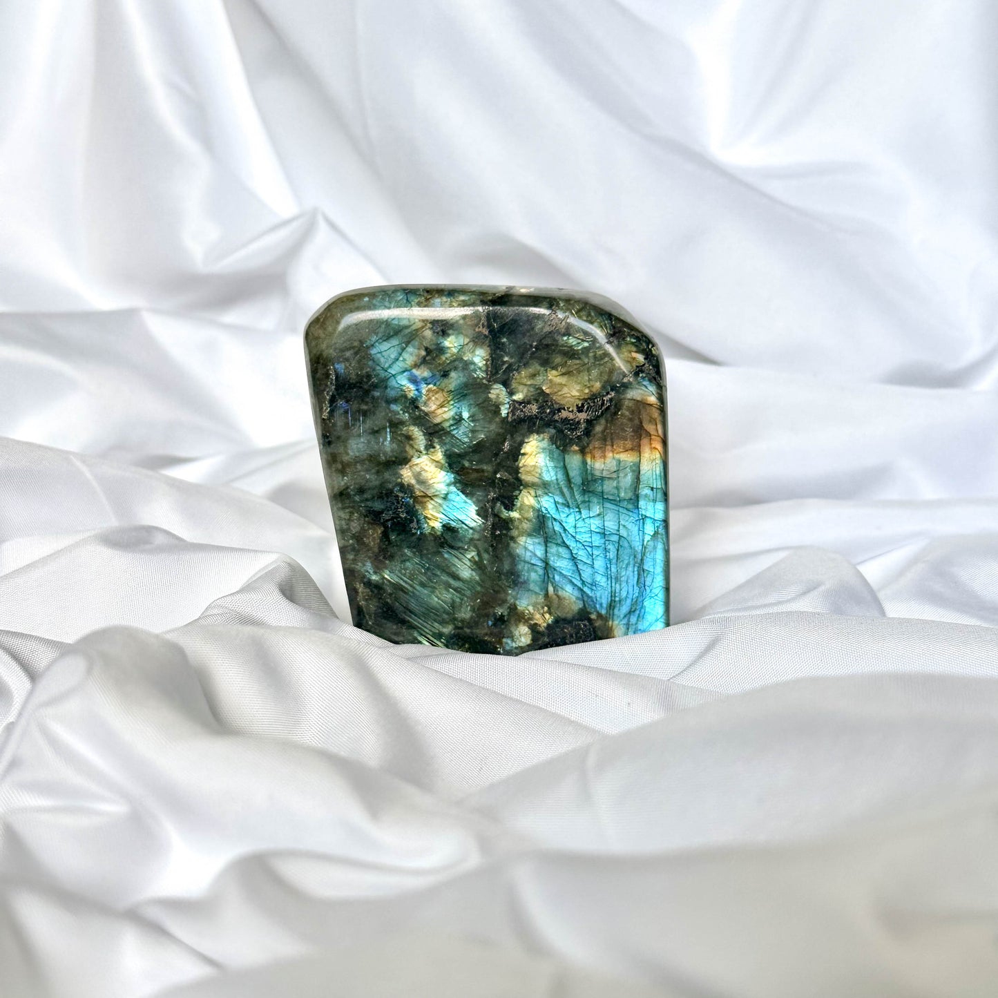 In freeform shape, Labradorite's energy flows smoothly and naturally, making it ideal for spiritual growth and protection.