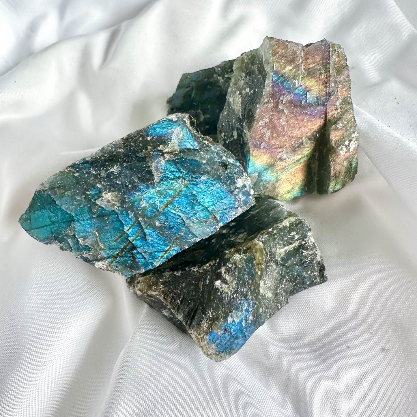 Labradorite is a stone of transformation and protection. It enhances intuition and banishes fears and insecurities.