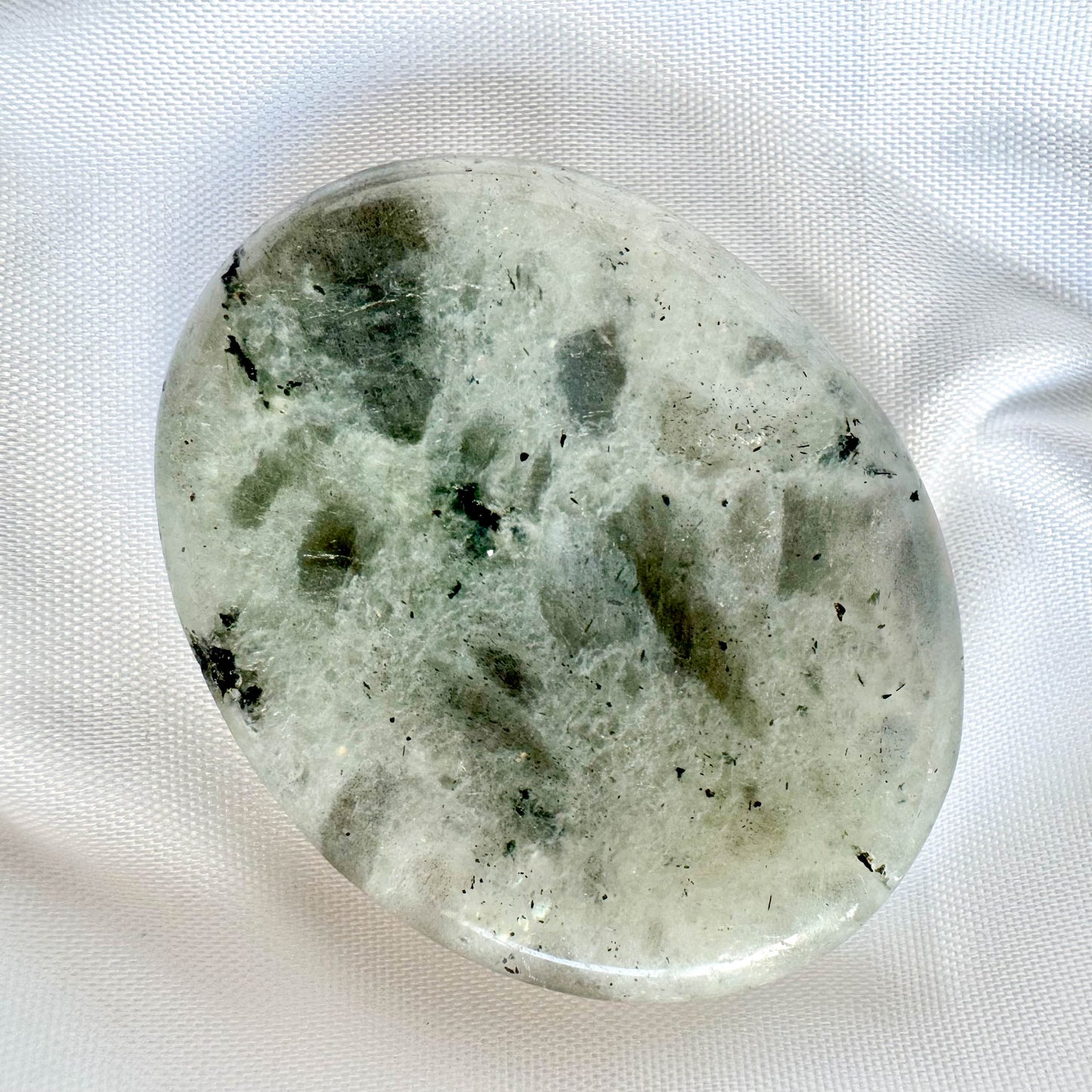 Moonstone enhances intuition, promotes inspiration, and soothes emotional instability. It aids in new beginnings and inner growth.