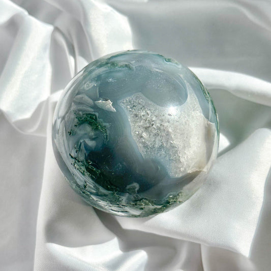 Moss Agate is known for its stabilising and grounding properties. It brings tranquility and emotional balance while enhancing concentration and persistence.