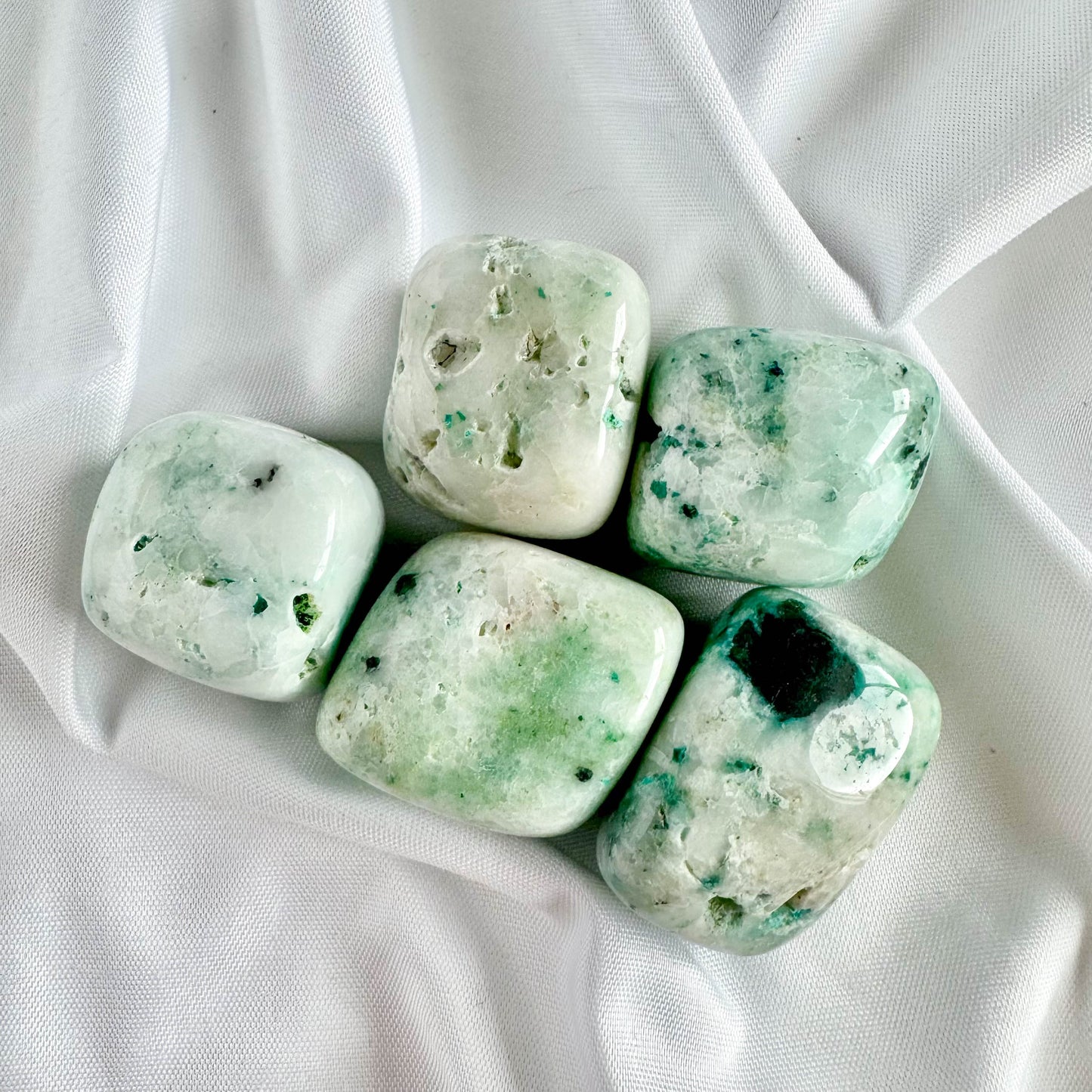 Phoenix Stone is known for its transformative and healing properties. It fosters emotional balance, inner strength, and spiritual growth while cleansing and aligning the heart and throat chakras.
