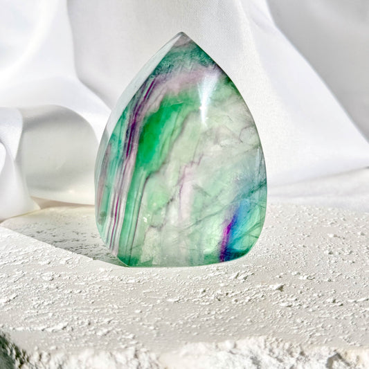 Snowflake Fluorite combines the properties of Fluorite with the grounding energy of Obsidian. It enhances mental clarity, balance, and protection.