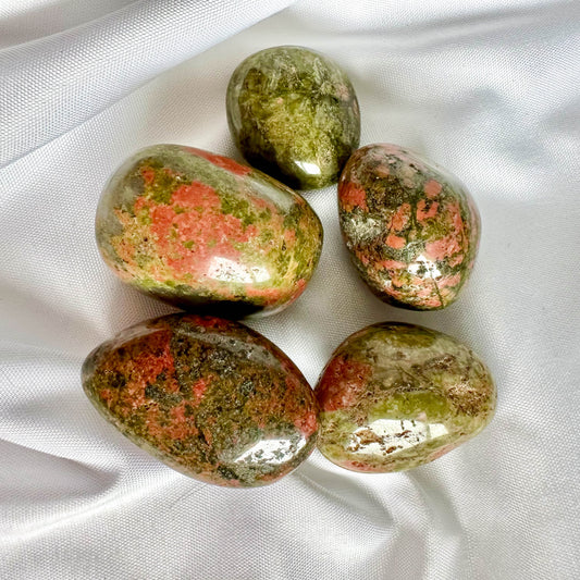 Unakite promotes emotional balance and spiritual growth. It brings together the nurturing energy of green and the passion of pink.